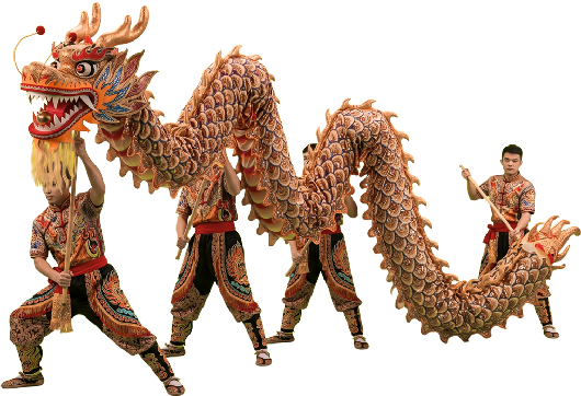 tres hombres realizando la danta del dragon