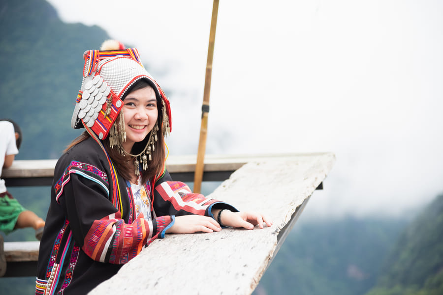 una chica contenta en el rio en yunnan
